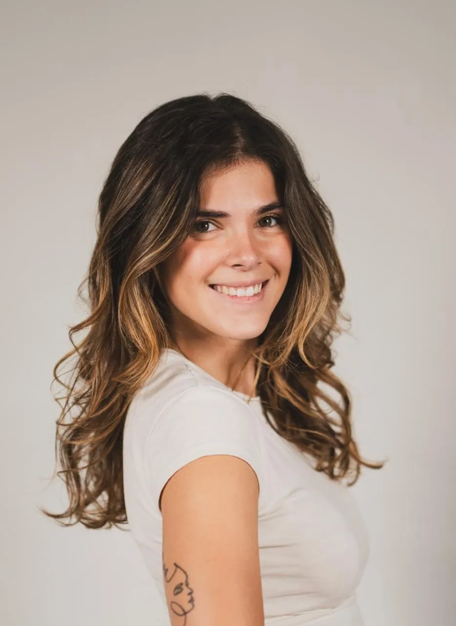 Angèle Octobon, souriante, en portrait studio