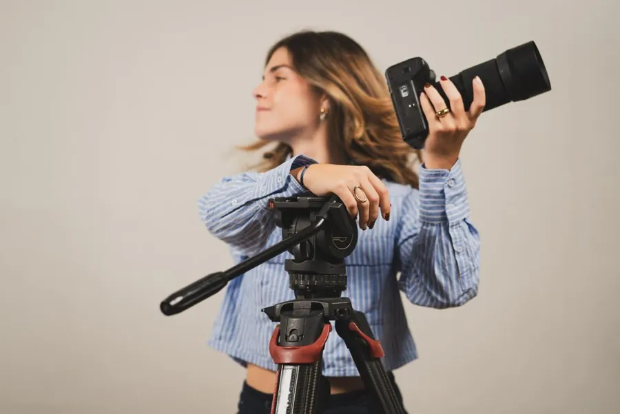 Angèle Octobon derrière son trépied vidéo