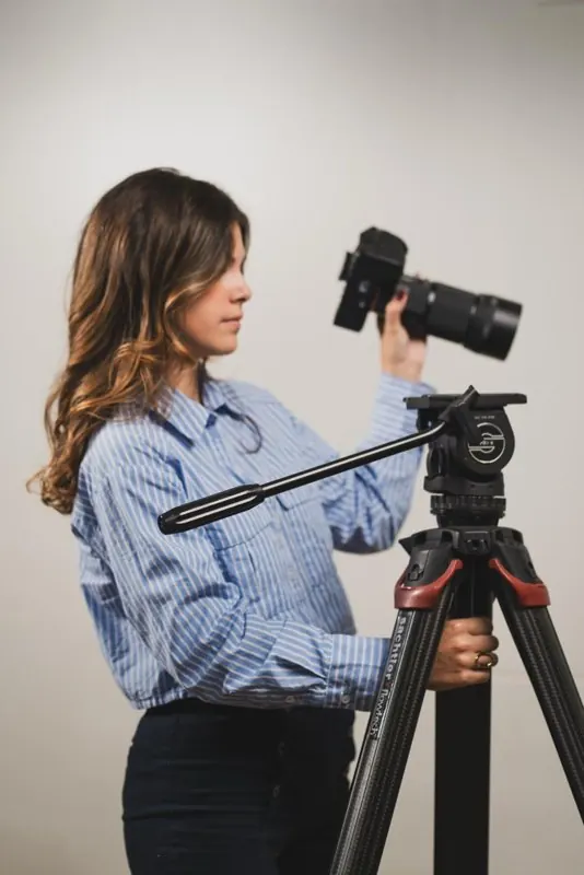Angèle derrière son trépied vidéo