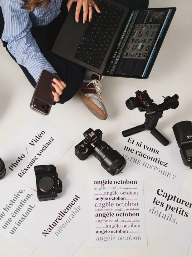 Angèle Octobon trie et retouche ses photos sur son ordinateur