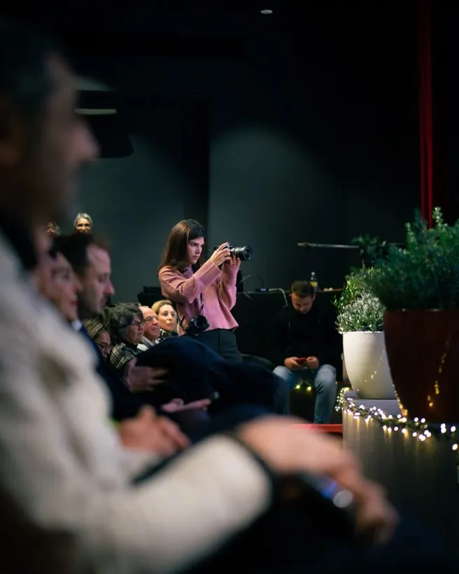 Angèle photographie au milieu du public